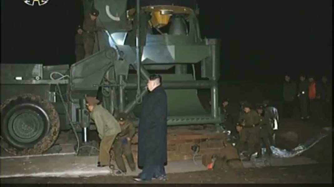 Οι πανηγυρισμοί του Κιμ για το νέο υπερόπλο: Καρέ – καρέ η εκτόξευση -ΒΙΝΤΕΟ