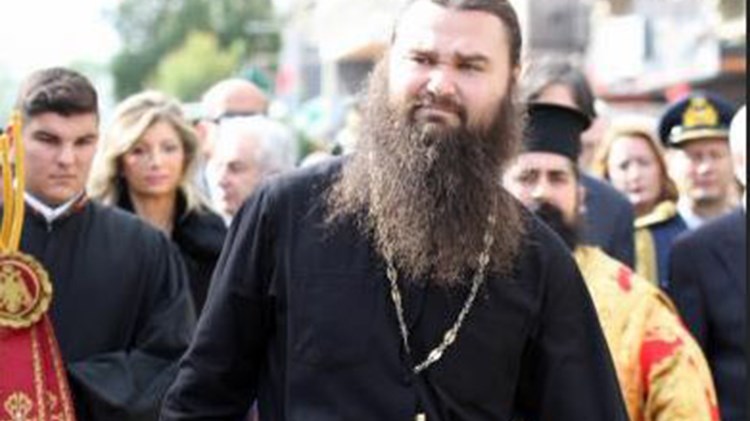 Αυτός είναι ο νεαρός ιερέας που έκανε άνω-κάτω την Πάτρα με τις selfies του – Δεν του ξέφυγε ούτε ο Προκόπης Παυλόπουλος – ΦΩΤΟ