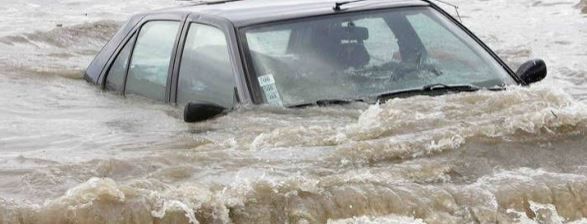 Κέρκυρα – Γυναίκα οδηγός που παρασύρθηκε από χείμαρρο σώθηκε από συμπολίτες της