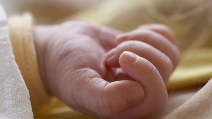 Ράγισαν καρδιές στο Ηράκλειο – 17χρονη είδε την κόρη της να ξεψυχάει λίγες ώρες αφού την γέννησε