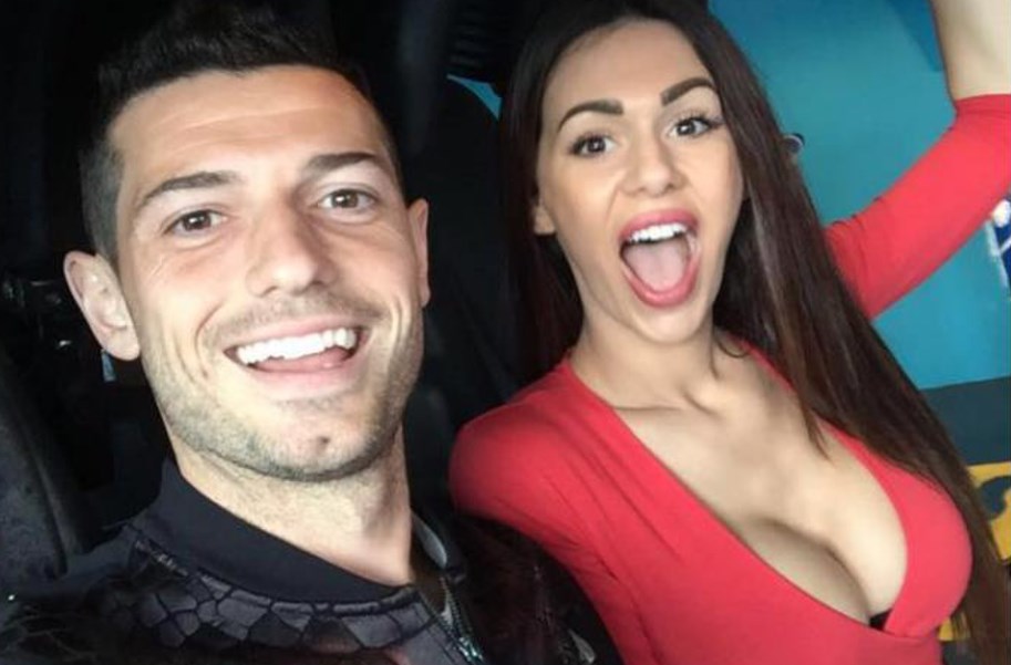 Ποδοσφαιριστής χώρισε την σεξοβόμβα σύζυγό του επειδή δήλωσε ότι του αρέσει να αυτοϊκανοποιείται – ΦΩΤΟ