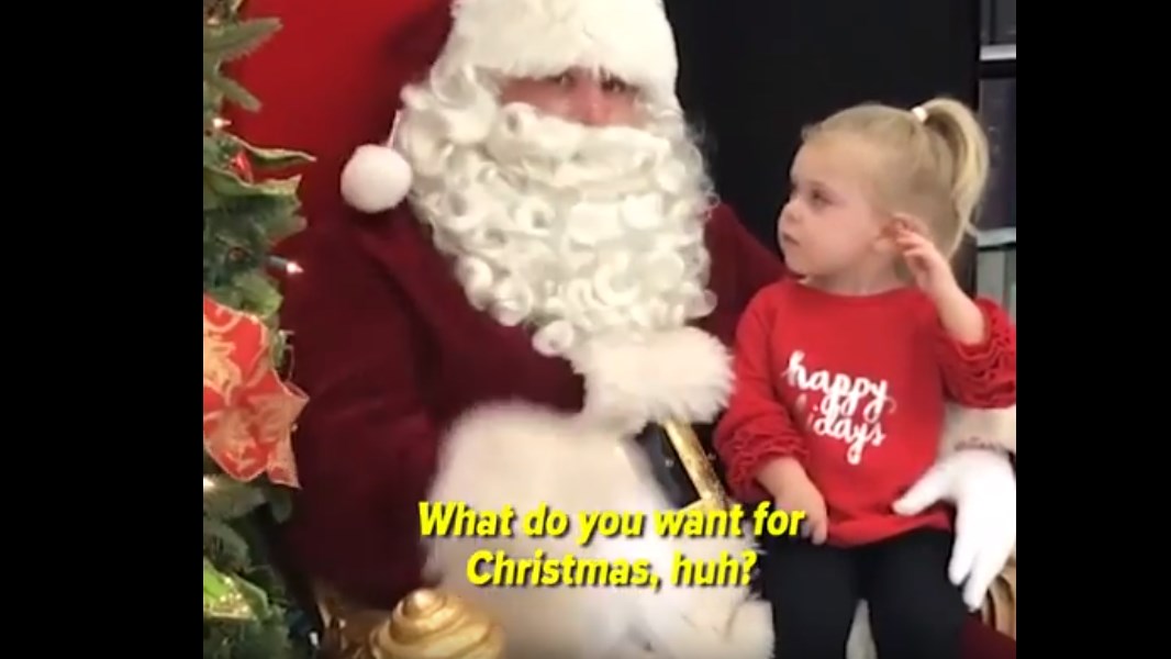 Η ευχή ενός 2χρονου κοριτσιού που άφησε άφωνο τον  Άγιο Βασίλη – ΒΙΝΤΕΟ
