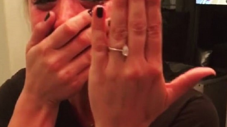 Διάσημη ηθοποιός δέχεται πρόταση γάμου και ξεσπά σε κλάματα