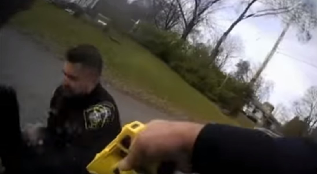 Αστυνομικός χτυπά με τέιζερ συνάδελφο του κατά λάθος – ΒΙΝΤΕΟ