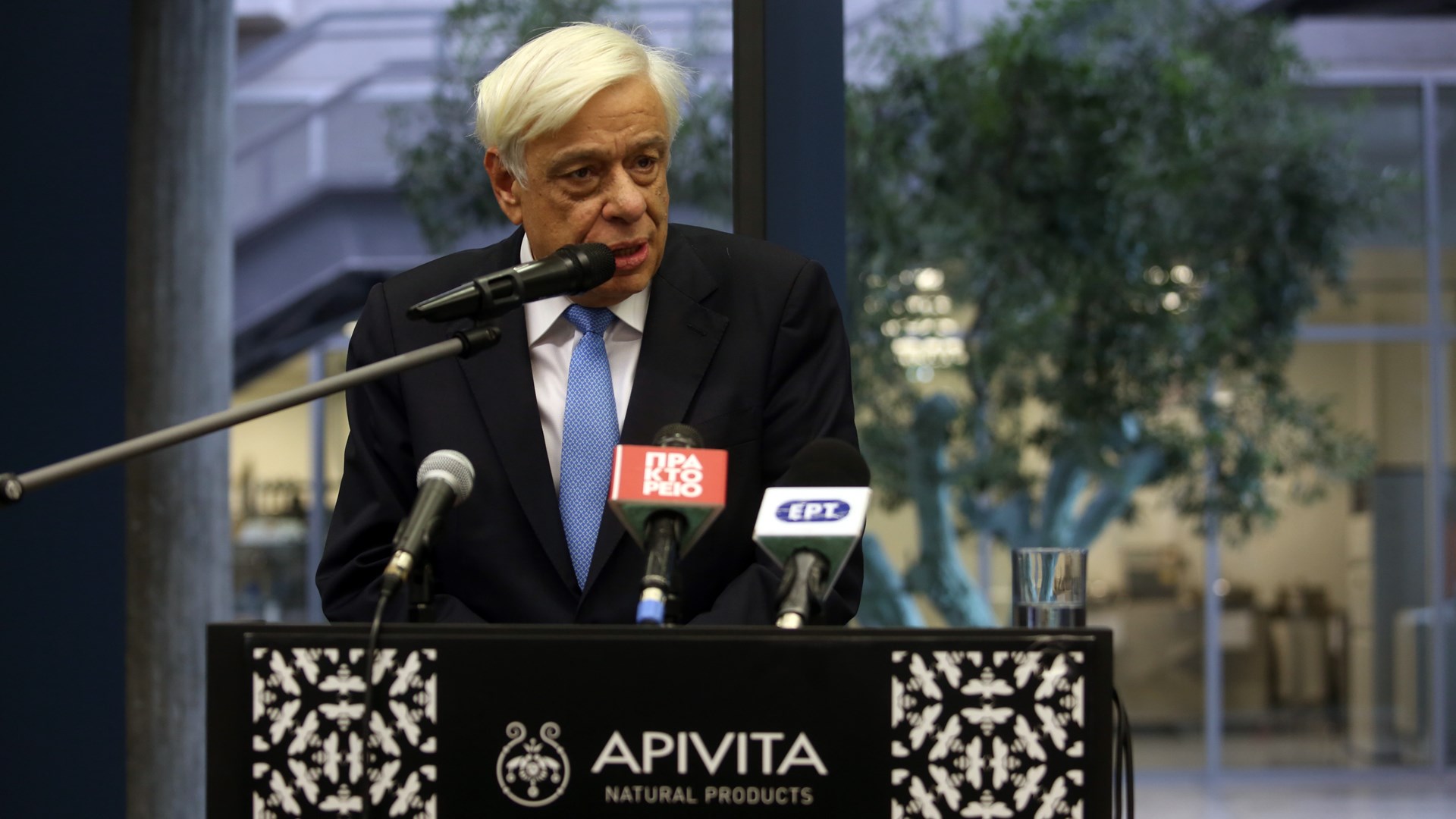 Επίσκεψη Παυλόπουλου στην Apivita: Να δώσουμε ευκαιρίες στη νέα γενιά