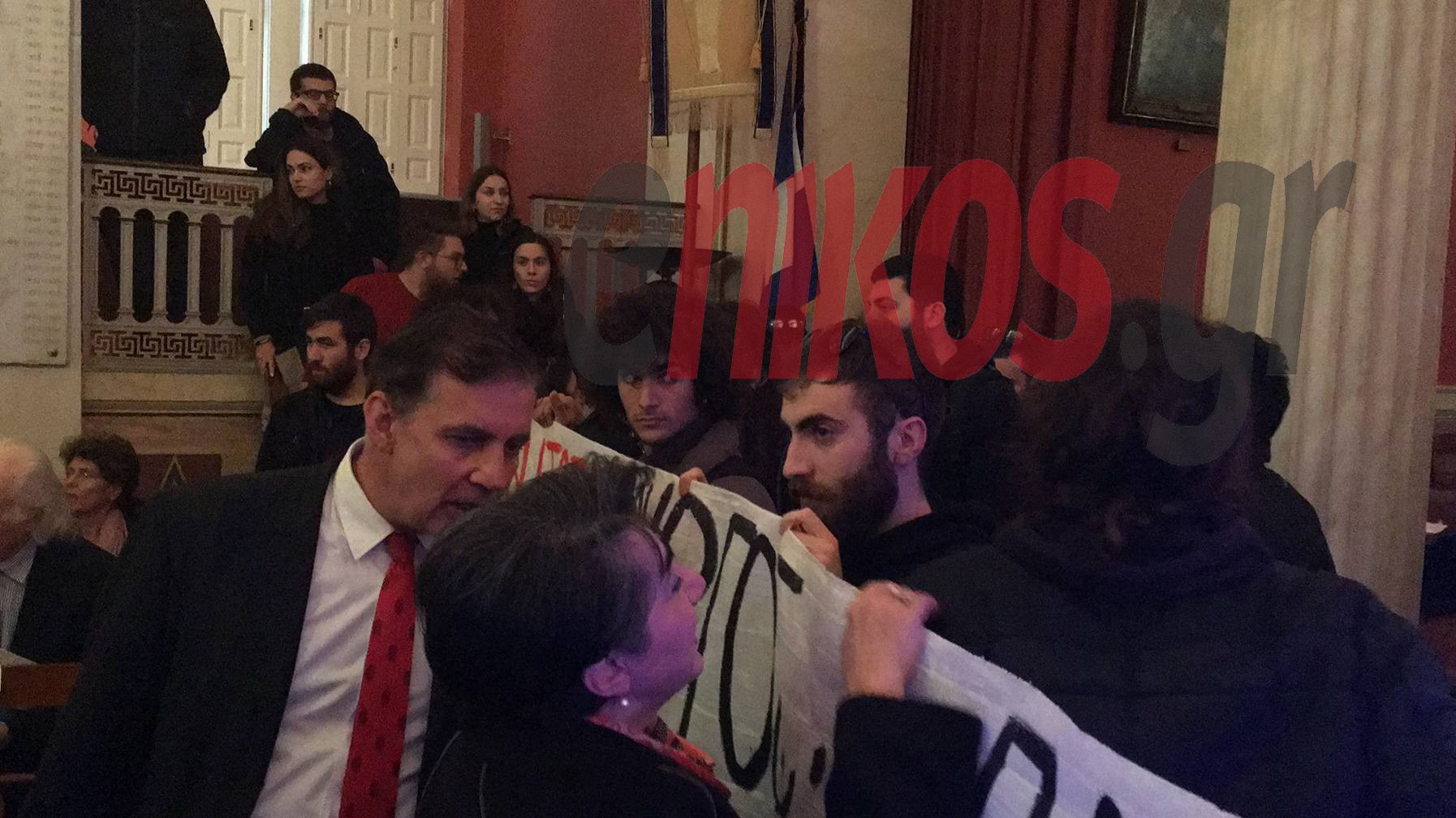 Φοιτητές έκαναν ντου στη Φιλοσοφική ενώ περίμεναν να μιλήσει ο Γαβρόγλου