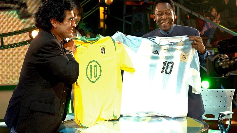 Συγκλονίζει η φωτογραφία με το φιλί του Μαραντόνα στον Πελέ