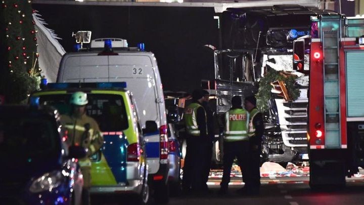 Για αποτυχία και αδιαφορία κατηγορούν την Μέρκελ συγγενείς των θυμάτων της επίθεσης στη χριστουγεννιάτικη αγορά του Βερολίνου
