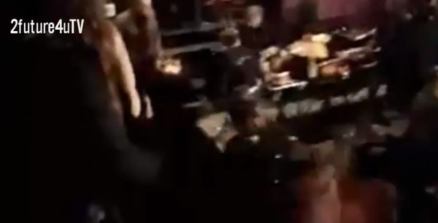 Καρέ-καρέ η μεταφορά του Πανούση στο ασθενοφόρο μετά την κατάρρευσή του στη σκηνή – ΒΙΝΤΕΟ