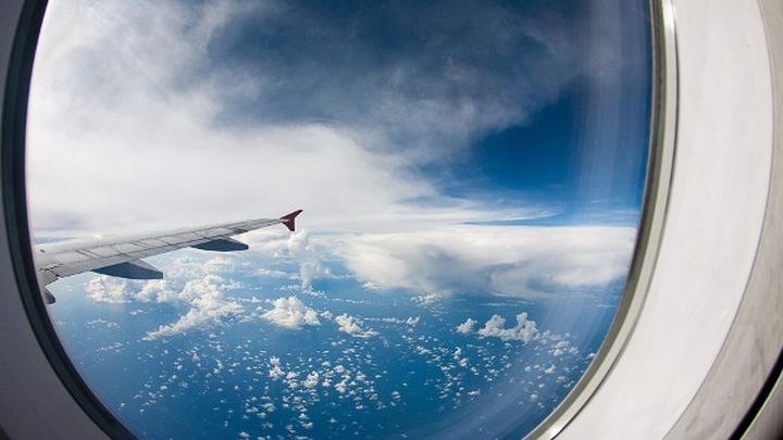 Γνωρίζετε γιατί τα παράθυρα των αεροπλάνων έχουν οβάλ σχήμα;
