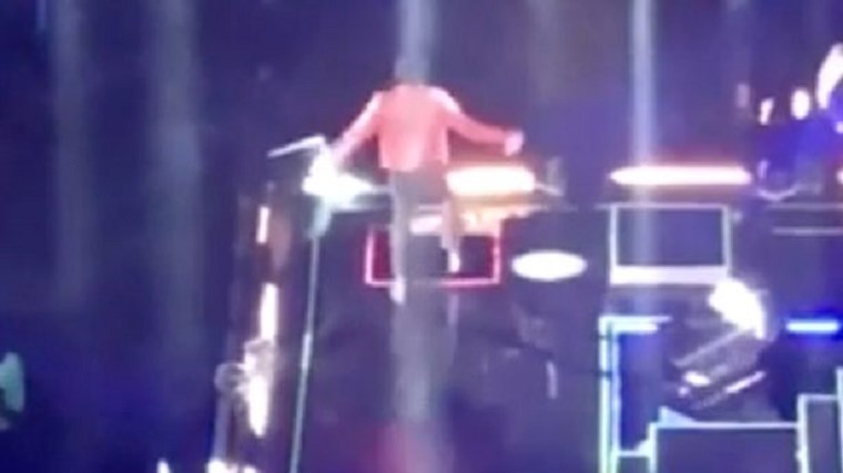 “Πάγωσαν” οι θεατές: Τραγουδιστής έπεσε σε καταπακτή δύο μέτρων την ώρα της συναυλίας – ΒΙΝΤΕΟ