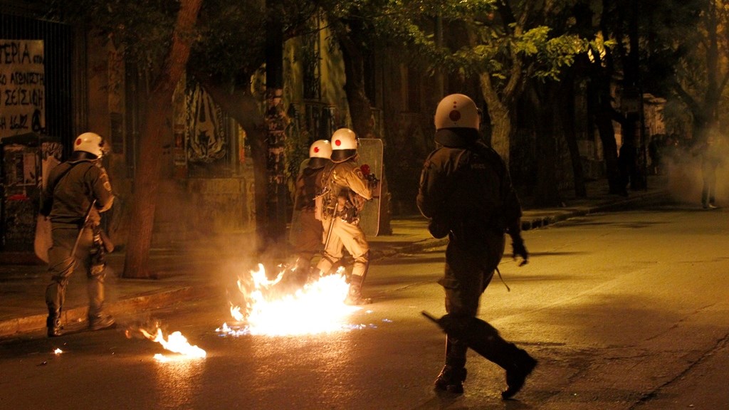 Επεισόδια με μολότοφ τα ξημερώματα έξω από το Πολυτεχνείο