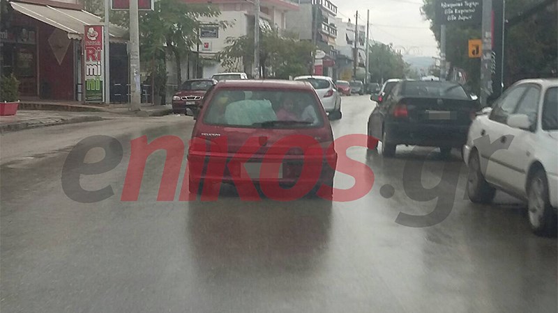 Φόρτωσε στο πορτ μπαγκάζ τα πράγματα και τα… παιδιά του και συνέχισε – ΦΩΤΟ αναγνώστη