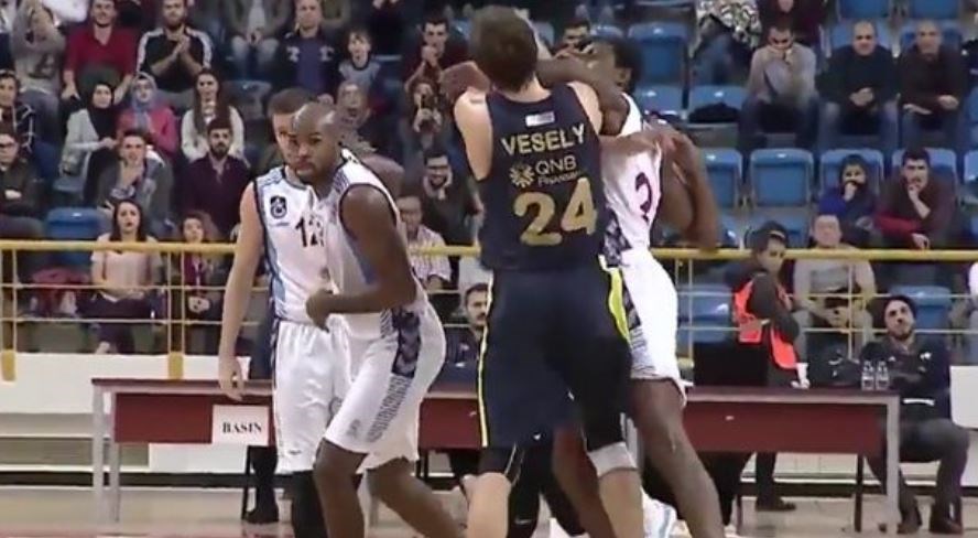 Σύρραξη και εκκένωση γηπέδου στο Τραμπζονσπόρ – Φενερμπαχτσέ – ΒΙΝΤΕΟ