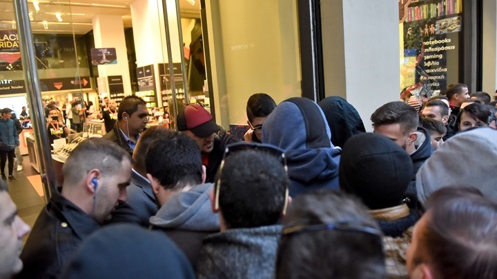 Σχεδόν οι μισοί Έλληνες έκαναν αγορές τη Black Friday σύμφωνα με έρευνα