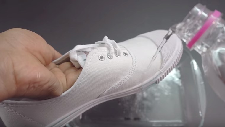 Το κόλπο για να κάνετε τα παπούτσια σας… αδιάβροχα – ΒΙΝΤΕΟ