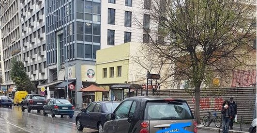 Το τερμάτισε αυτός ο οδηγός: Πάρκαρε… στη μέση του δρόμου – ΦΩΤΟ