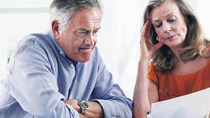 Πόσο μειώνονται οι αποδοχές για 2,6 εκατ. συνταξιούχους – Αναλυτικά τα ποσοστά για κάθε κατηγορία – Ποια επιδόματα καταργούνται