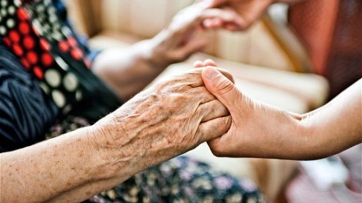 Συγκλονίζει μητέρα με 10 παιδιά και 40 εγγόνια – “Δεν μπορώ να αγοράσω ούτε χαρτομάντηλα για να κλάψω”