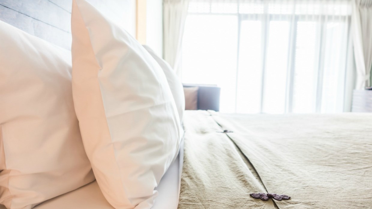 Κιτρινισμένα μαξιλάρια; Αυτό είναι το κόλπο που θα τα κάνει ολόλευκα ξανά
