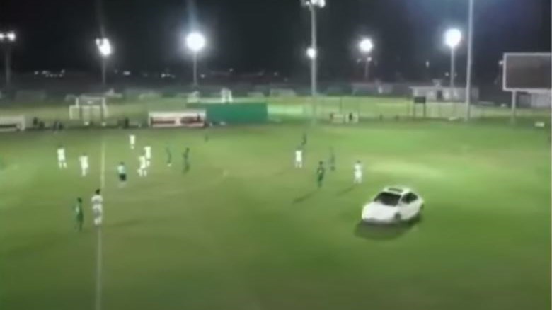 Εισέβαλε με το αυτοκίνητό του στο γήπεδο! – ΒΙΝΤΕΟ