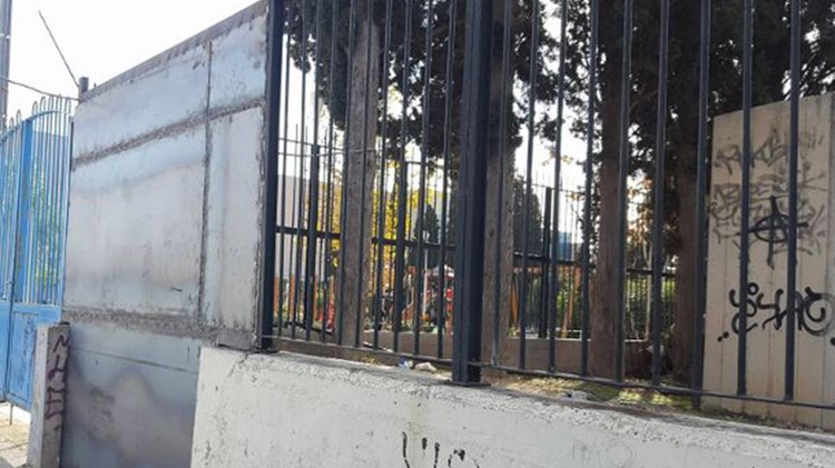 Με λαμαρίνες σφράγισαν τις πόρτες του υπουργείου Παιδείας – ΦΩΤΟ