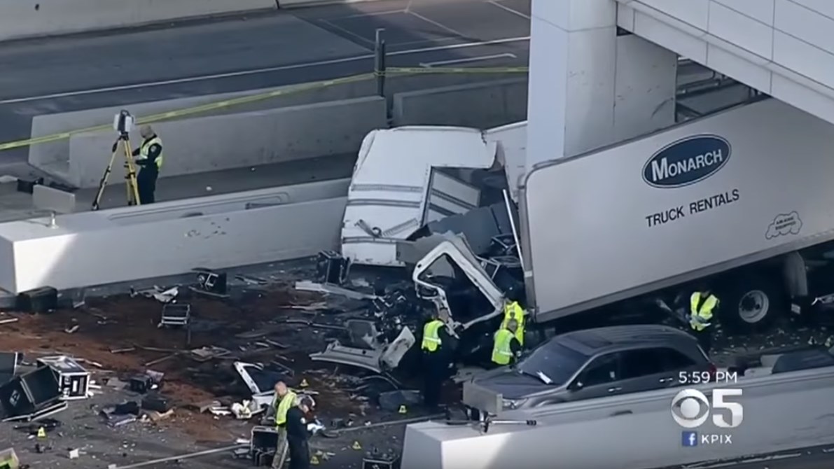 Φορτηγό προσέκρουσε σε σταθμό διοδίων σκορπίζοντας τον θάνατο – ΦΩΤΟ – ΒΙΝΤΕΟ