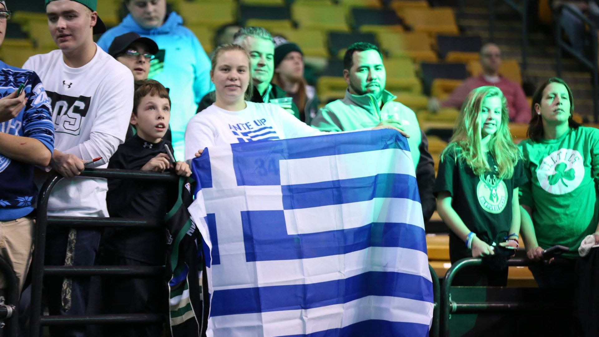 Γέμισε… Ελλάδα το γήπεδο των Σέλτικς – ΦΩΤΟ – ΤΩΡΑ