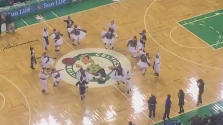 Παραδοσιακοί χοροί και τσολιάδες στο Garden της Βοστώνης προς τιμήν του Αντετοκούνμπο – ΒΙΝΤΕΟ