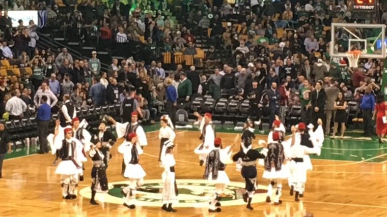 Στα γαλανόλευκα η Βοστώνη για χάρη του Αντετοκούνμπο – Οι παραδοσιακοί χοροί των τσολιάδων στο γήπεδο των Σέλτικς – ΒΙΝΤΕΟ – ΦΩΤΟ