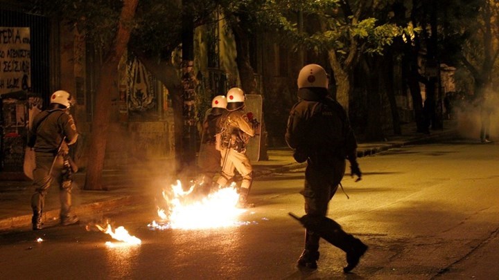 Επίθεση με μολότοφ σε διμοιρία των ΜΑΤ τα ξημερώματα στην Πατησίων