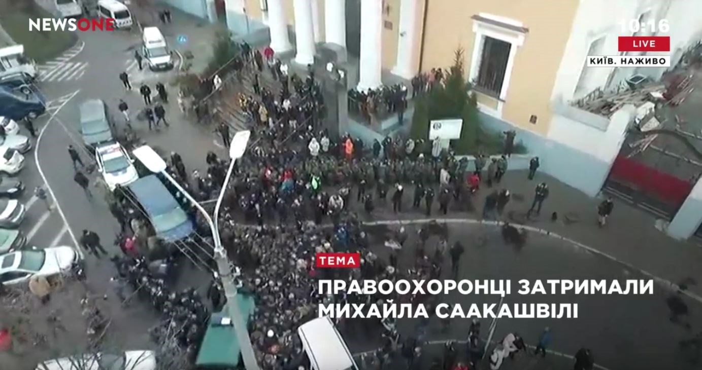 Ζωντανή εικόνα από το σημείο που ο πρώην πρόεδρος της Γεωργίας απειλεί να αυτοκτονήσει – ΒΙΝΤΕΟ