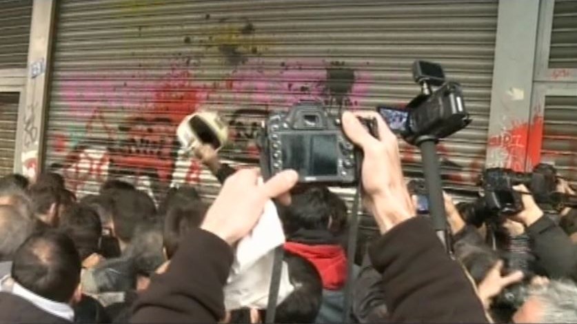 Ένταση στο υπουργείο Εργασίας – Μέλη του ΠΑΜΕ έσπασαν τα στόρια ασφαλείας