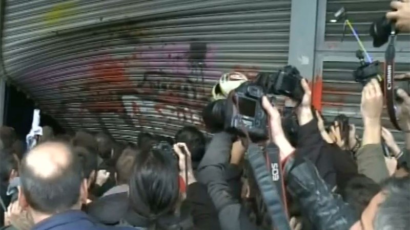 Η στιγμή της εφόδου του ΠΑΜΕ στο υπουργείο Εργασίας – ΒΙΝΤΕΟ