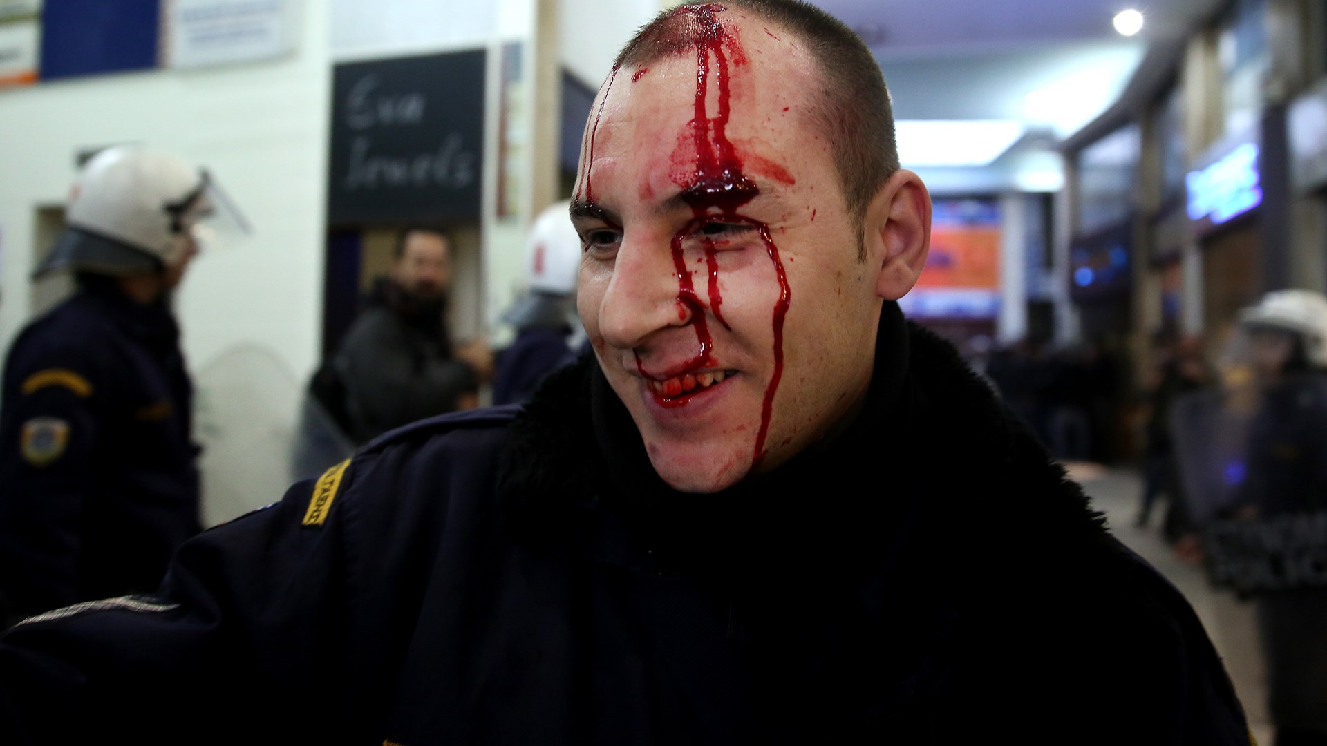 Τραυματίστηκε αστυνομικός κατά την εισβολή του ΠΑΜΕ στο υπουργείο Εργασίας – ΦΩΤΟ