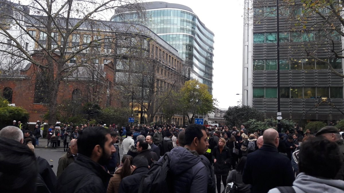 Αναστάτωση στο κέντρο του Λονδίνου έπειτα από μαρτυρίες για ύποπτο δέμα