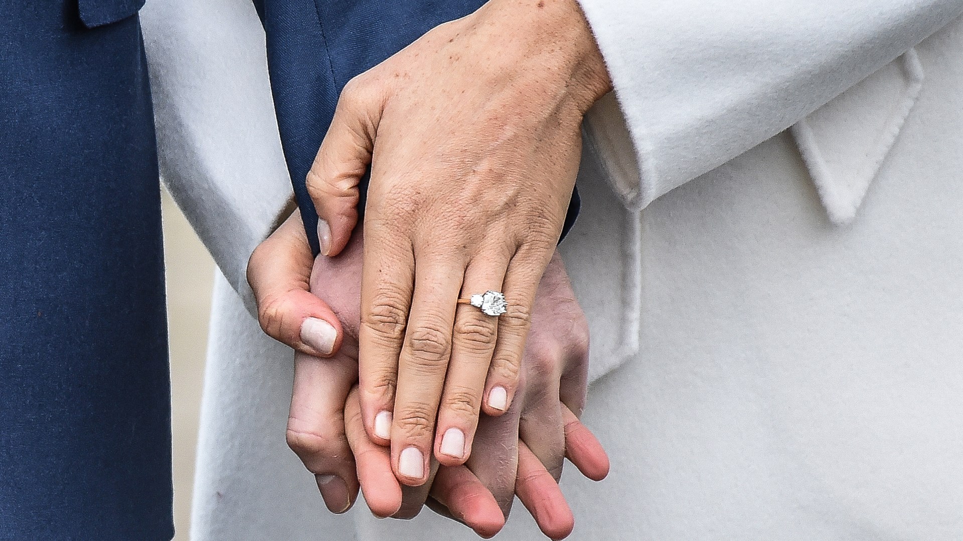 Τα μονόπετρα αρραβώνων της βασιλικής οικογένειας – ΦΩΤΟ