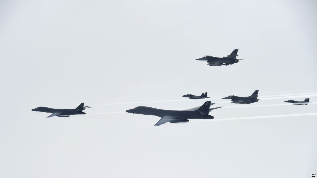Αμερικανικά στρατηγικά βομβαρδιστικά B-1B στέλνουν προειδοποίηση στον Κιμ