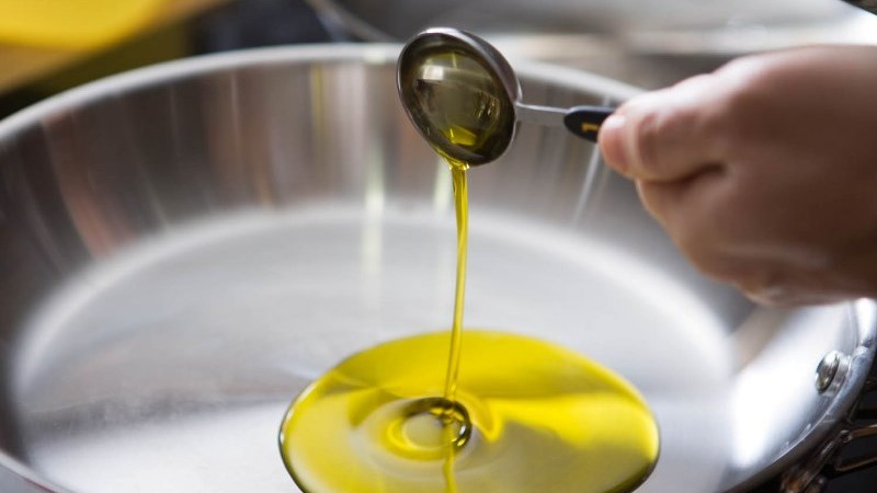 Μην πετάτε το τηγανόλαδο – Βάλτε το στους… μεντεσέδες