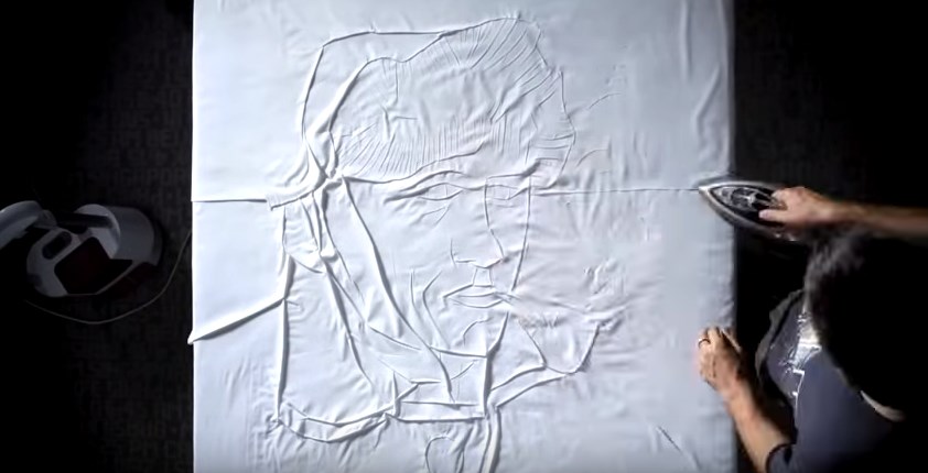 Ο καλλιτέχνης που ζωγραφίζει… σιδερώνοντας – ΒΙΝΤΕΟ