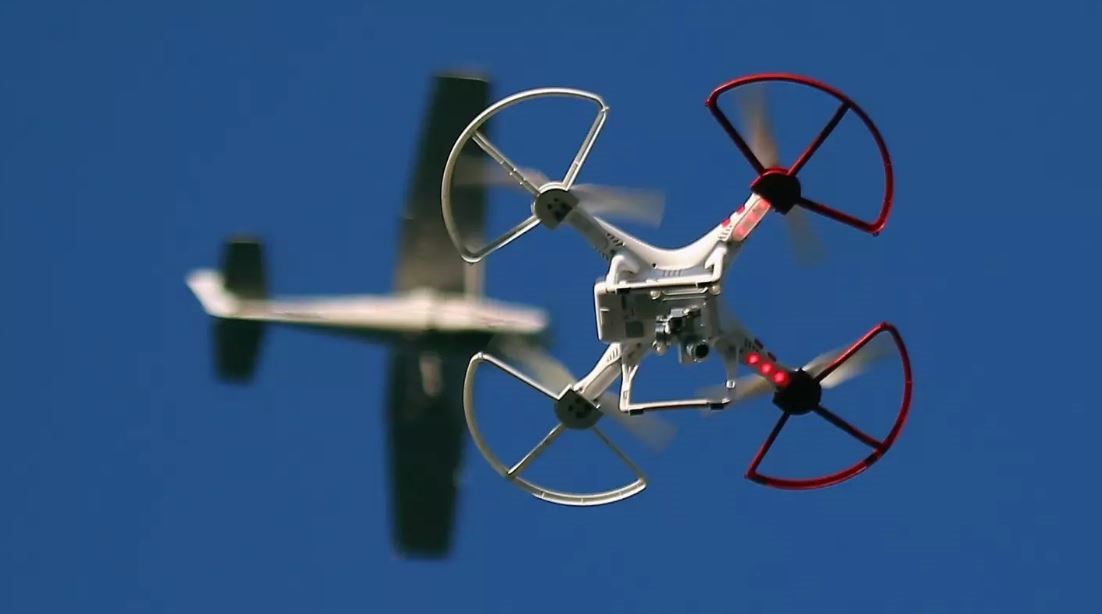Η σύγκρουση αεροπλάνου με drone είναι χειρότερη απ’ ότι με πουλί