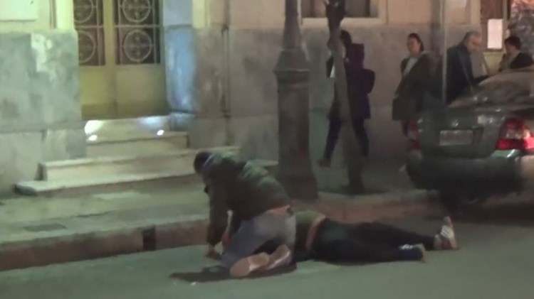 Σοκ – Δείτε πώς ένας περαστικός κατάφερε να αφοπλίσει άνδρα που απειλούσε να κόψει τον λαιμό του – ΒΙΝΤΕΟ