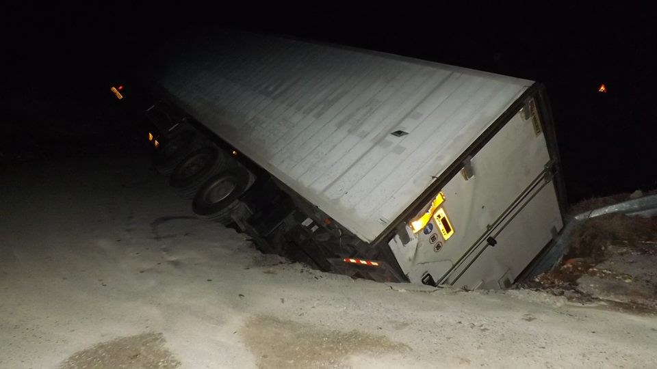 Νταλίκα “βούλιαξε” στο οδόστρωμα – ΦΩΤΟ