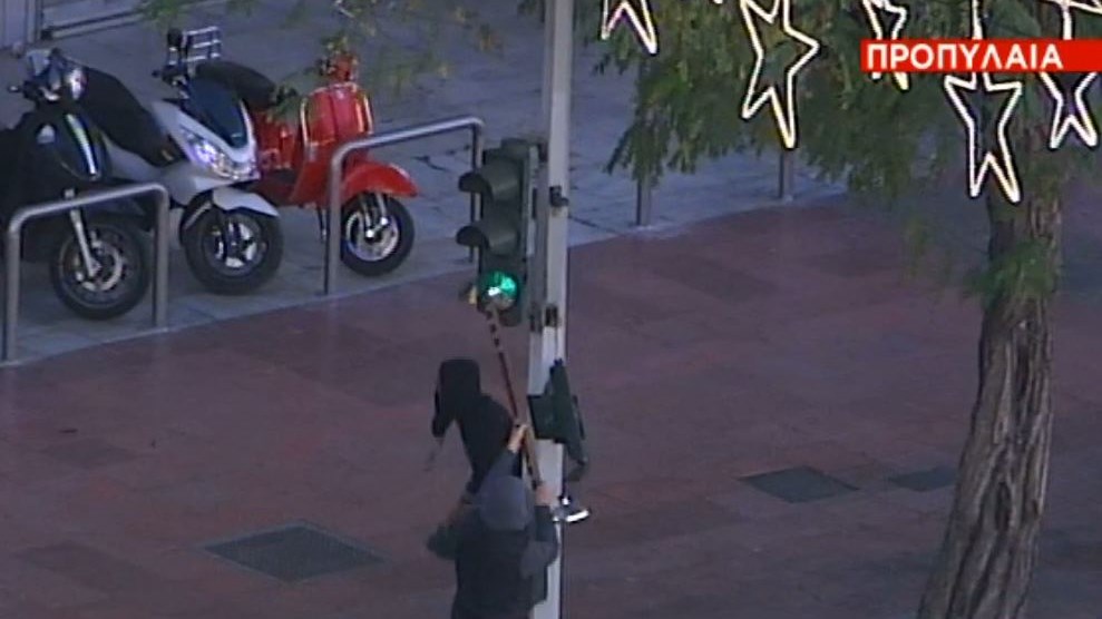 Κουκουλοφόροι σπάνε φανάρια στην Πανεπιστημίου – ΒΙΝΤΕΟ – ΤΩΡΑ