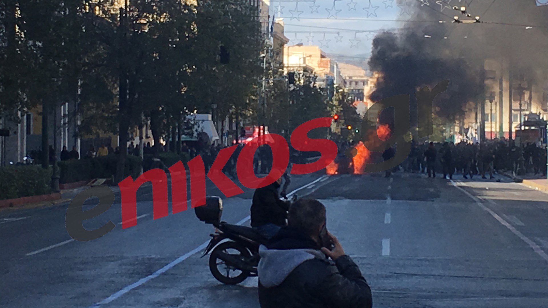 Οδοφράγματα και φωτιές επί της Πανεπιστημίου – ΦΩΤΟ