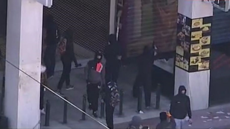 Φθορές κουκουλοφόρων σε τράπεζα επί της Πανεπιστημίου – ΒΙΝΤΕΟ