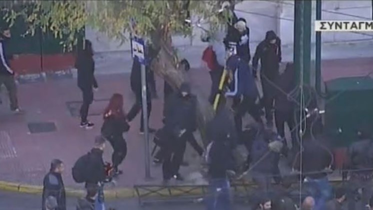 Πετροπόλεμος και καταστροφές στο κέντρο της Αθήνας – ΒΙΝΤΕΟ