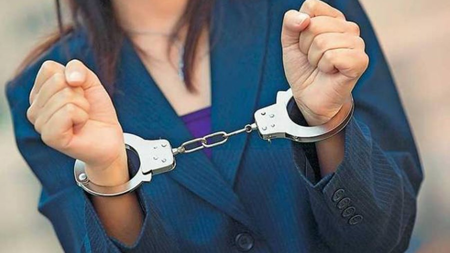 Σοκ – Συνελήφθη γνωστή κοσμικογράφος των Αθηνών