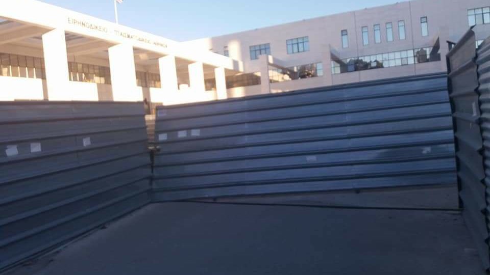 Η ΦΩΤΟ που κάνει τον γύρο του διαδικτύου – Φρούριο το Ειρηνοδικείο Αθηνών παρά την αναβολή των πλειστηριασμών