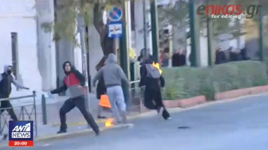 ΒΙΝΤΕΟ ντοκουμέντο: Αντιεξουσιαστής άρπαξε φωτιά ενώ πετούσε μολότοφ – Λαμπάδιασε η σάκα και η ζακέτα του